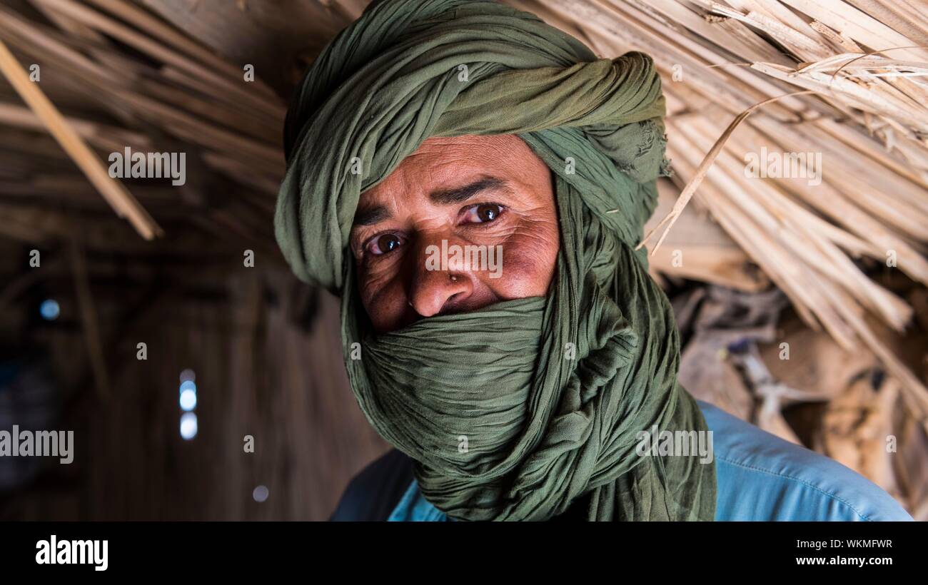 Freundlich Tuareg in seinem Haus, in der Nähe von Tamanrasset, Algerien Stockfoto