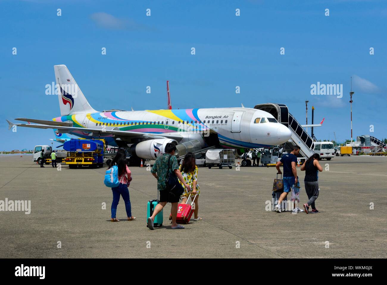 Reisen Touristen gehen auf den Asphalt zum Flugzeug, Flughafen, Male, Malediven Stockfoto