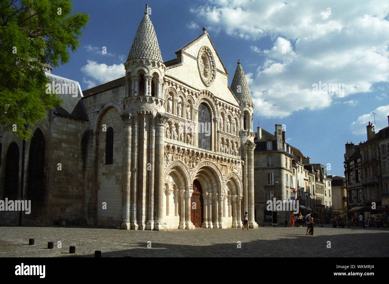 West vor Église Notre-Dame la Grande Place Charles de Gaulle, Poitiers, Vienne, Nouvelle-Aquitaine, Frankreich Stockfoto