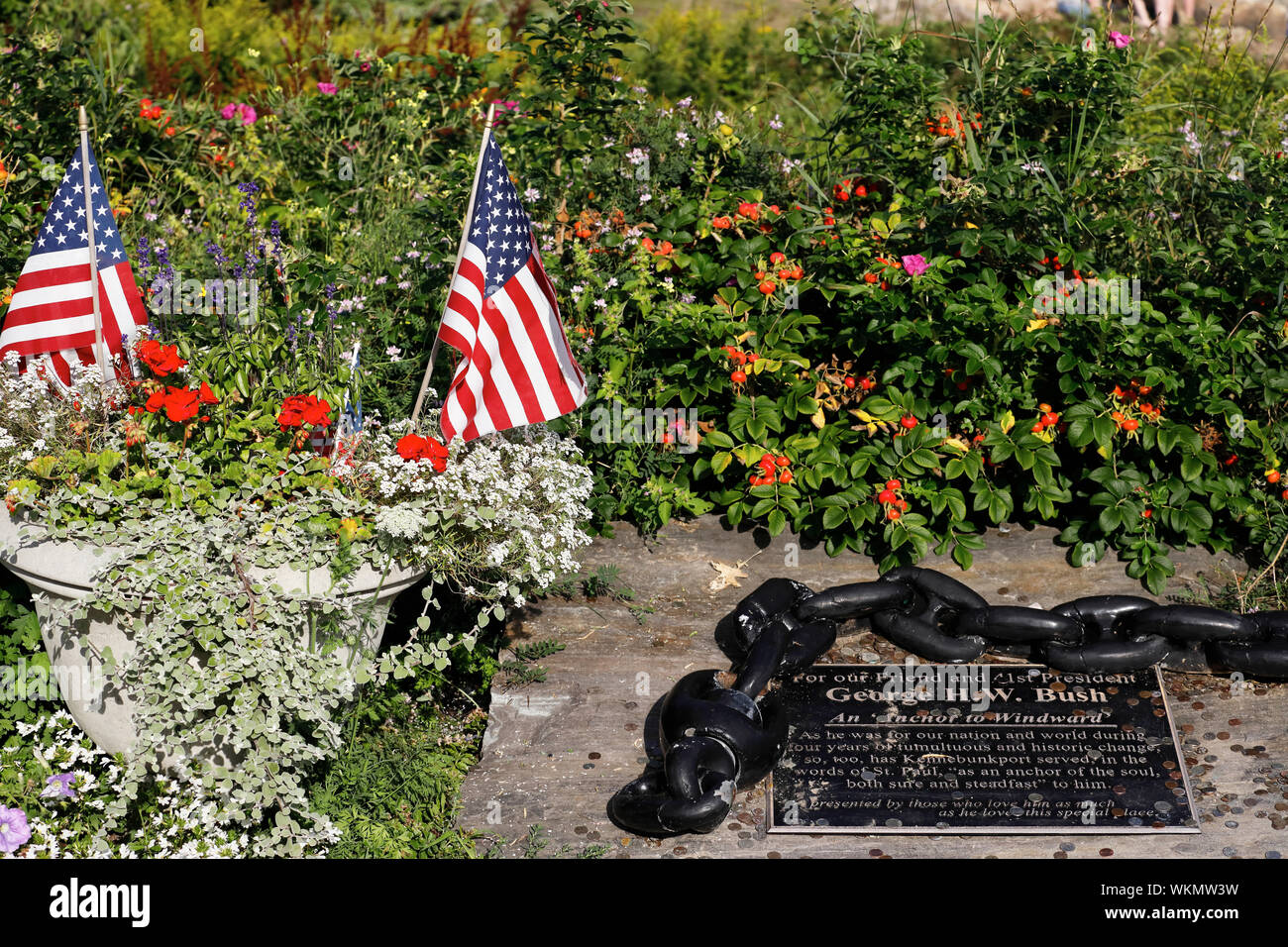 Gedenktafel für George Bush H.W und amerikanische Flaggen von Bush Compound aka der Sommer Weiße Haus im Hintergrund.. USA Maine Kennebunkport. Stockfoto