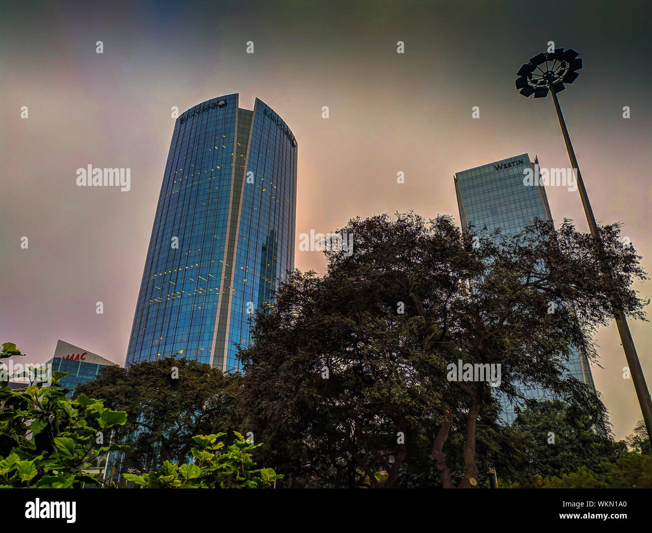 Verkehr auf Javier Prado San Isidro Lima Peru Stockfoto