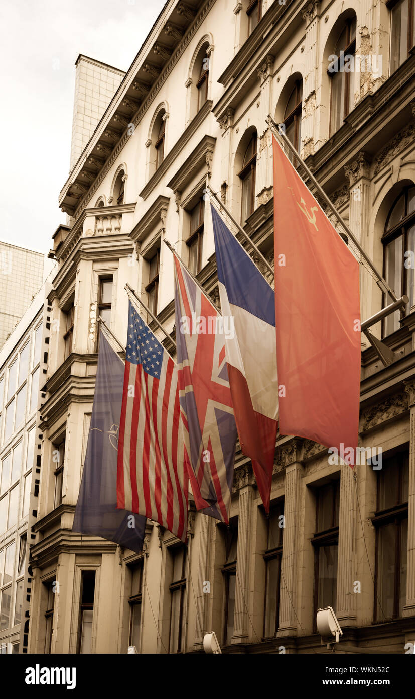 Alliierten Fahnen im Checkpoint Charlie, Berlin Stockfoto