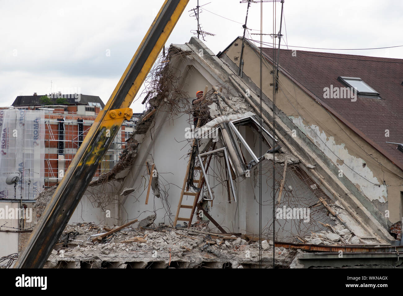 Belgrad, Serbien - der Abriss von einem leerstehenden Gebäude in Zemun Stockfoto