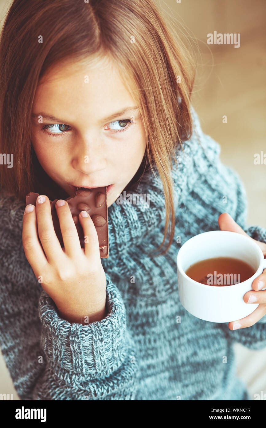 Kinder Tee trinken Stockfoto