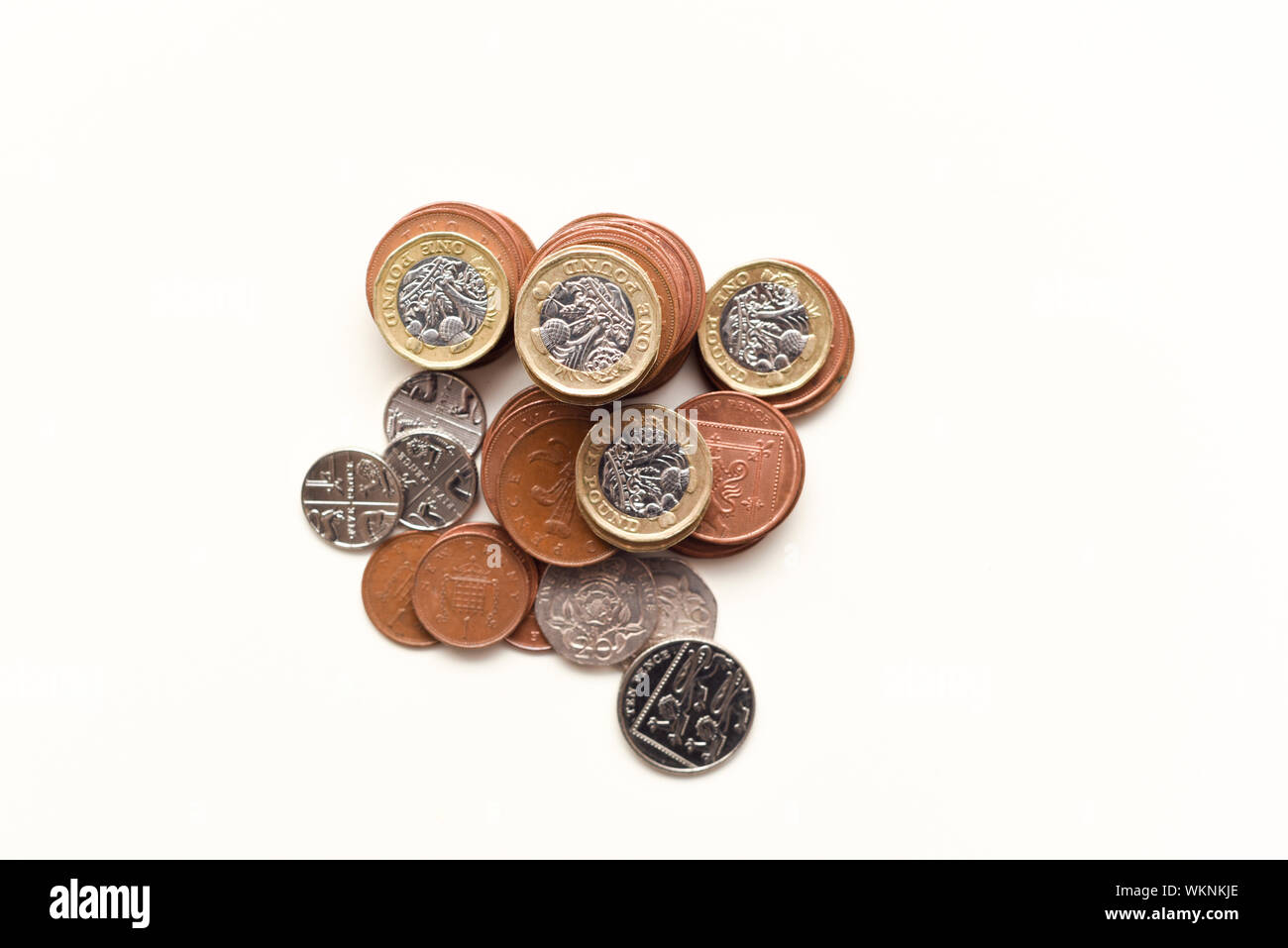 Münzen auf weiße britische Währung, die britische Wirtschaft und Märkte isoliert Stockfoto