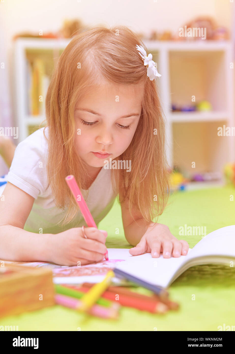 Preschooler Mädchen Malerei in der Kindertagesstätte Stockfoto