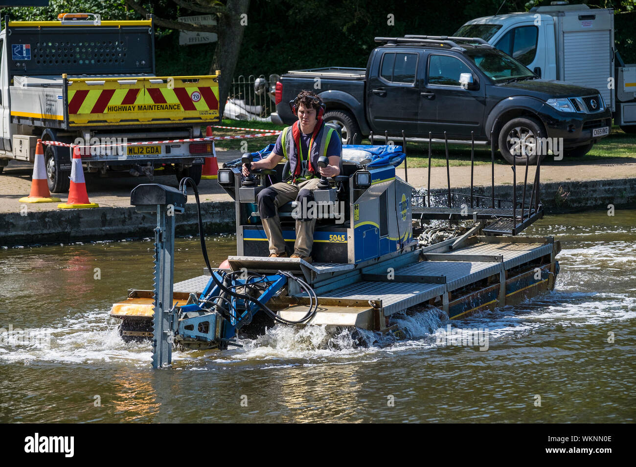 Eine Truxor DM 5045 Selbstfahrende amphibian Toolcarrier zur Kontrolle invasiver Unkräuter in Trenance See zum Bootfahren in Newquay in Cornwall. Stockfoto