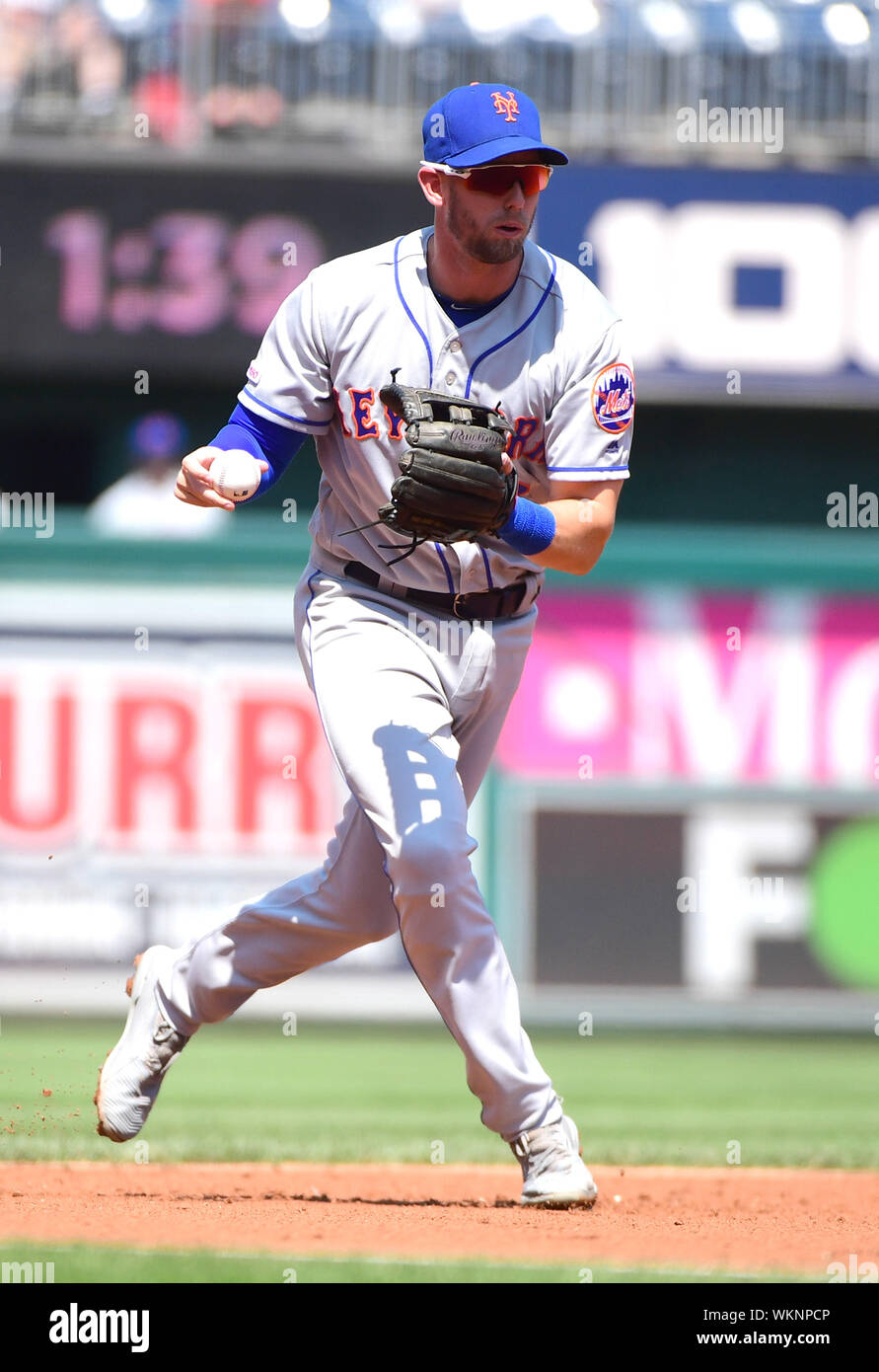 New York Mets dritter Basisspieler Brandon Nimmo (9) Felder eine Kugel durch Washington Angehörigen Kurt Suzuki im zweiten Inning schlug auf nationaler Park in Washington, DC am Mittwoch, 4. September 2019. Foto von Kevin Dietsch/UPI Stockfoto