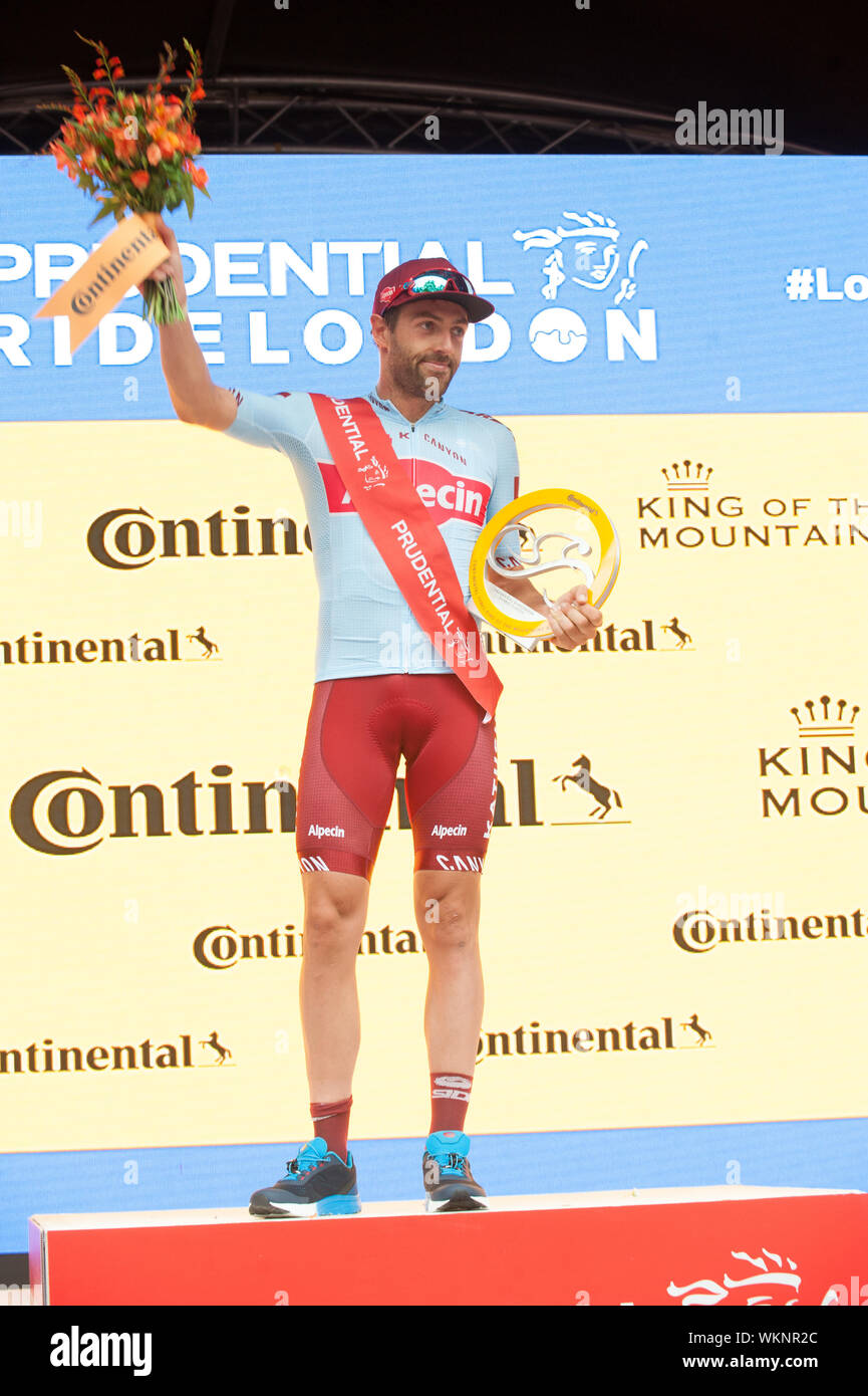 Radfahrer kreuz Finish Line auf der Mall nach Abschluss RideLondon - Surrey 100, 46, 19 oder das klassische Reiten. Durch die Präsentation für die RideLondon Surrey Classic gefolgt. Auf der Mall London. 04.08.19 Mit: Alex Edward Dowsett, König des Berges, Wo: London, Großbritannien Wann: 04 Aug 2019 Quelle: WENN.com Stockfoto