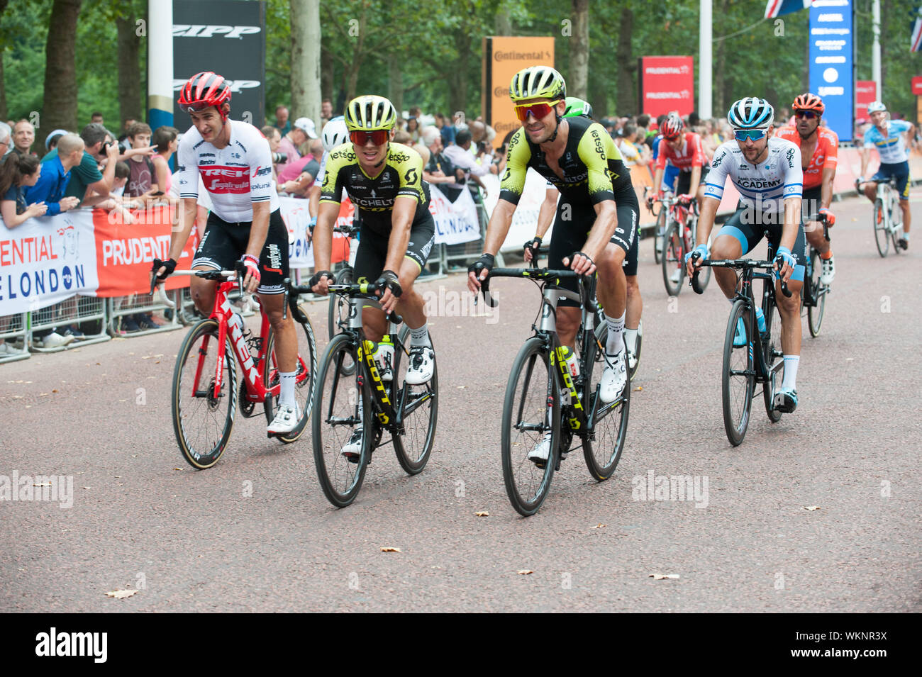 Radfahrer kreuz Finish Line auf der Mall nach Abschluss RideLondon - Surrey 100, 46, 19 oder das klassische Reiten. Durch die Präsentation für die RideLondon Surrey Classic gefolgt. Auf der Mall London. 04.08.19 Mit: Surrey Classic FinishLine Wo: London, Großbritannien Wann: 04 Aug 2019 Quelle: WENN.com Stockfoto