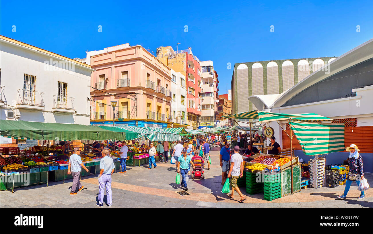 Die Einheimischen einkaufen in der äußeren Stände der Algeciras Downtown Market, auch bekannt als Mercado de Abastos oder Mercado Ingeniero Torroja. Algeciras. Stockfoto
