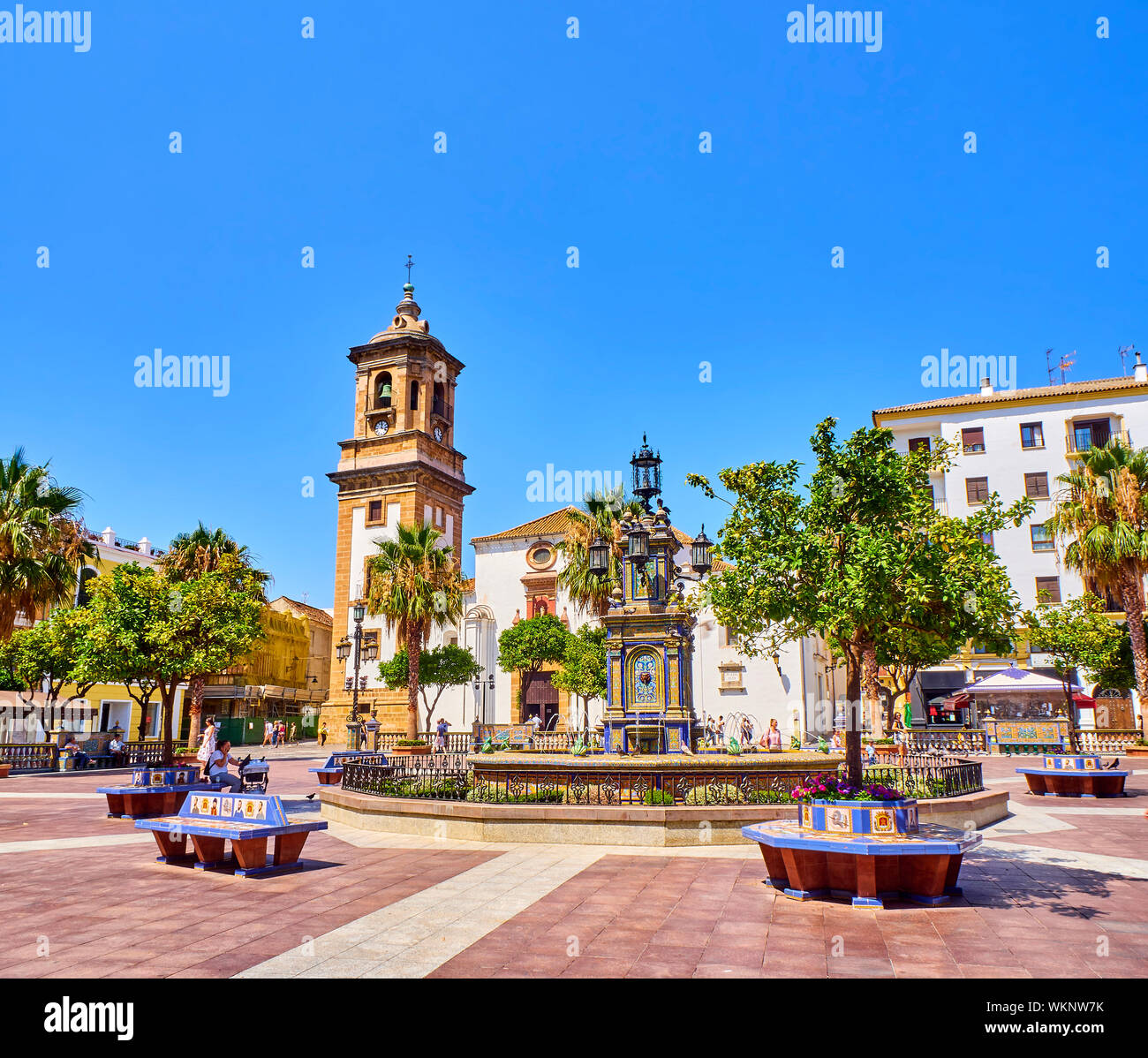 Plaza Alta Square von Algeciras, mit der Nuestra Señora de la Palma Pfarrei im Hintergrund. Algeciras, Provinz Cadiz, Andalusien, Spanien. Stockfoto