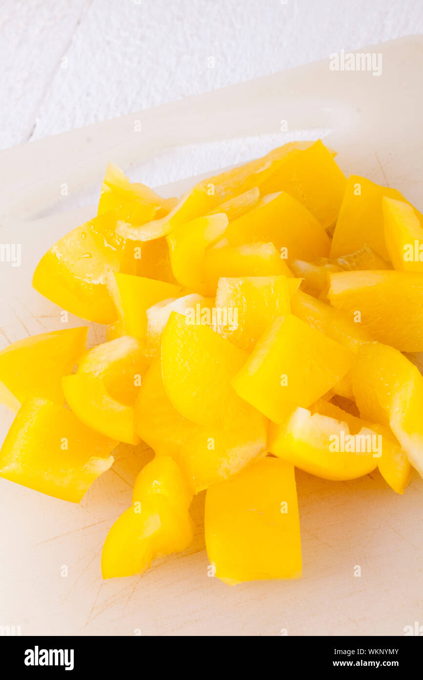 Stapel der Gehackte gelbe Paprika Stockfoto