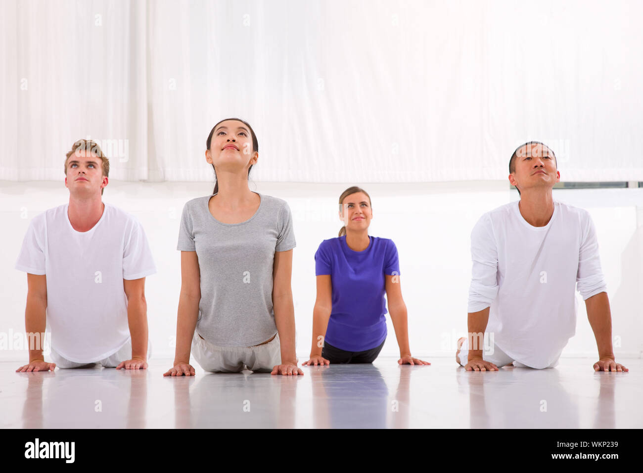 Multiethnische Gruppe von Menschen, die Yoga praktizieren Stockfoto