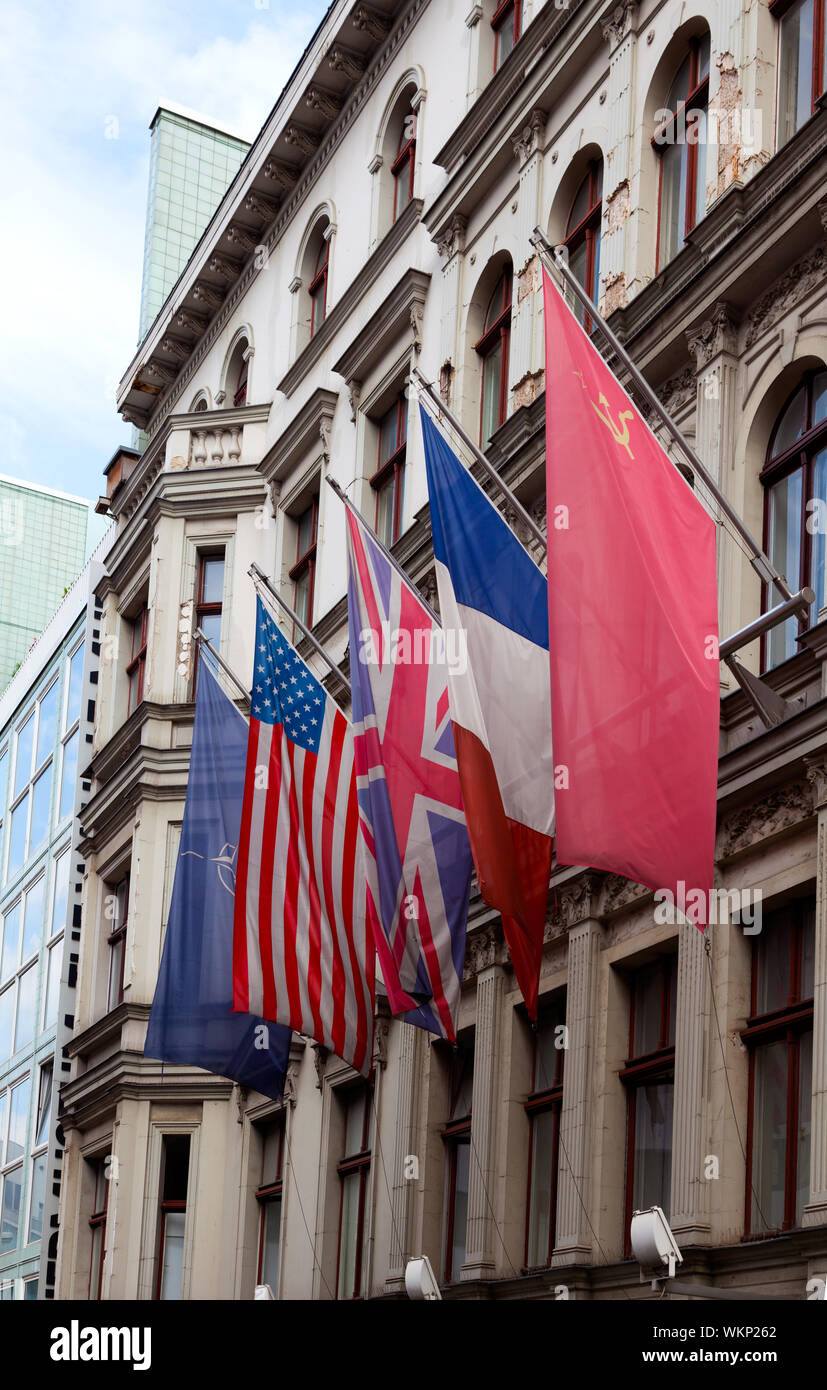 Alliierten Fahnen im Checkpoint Charlie, Berlin Stockfoto