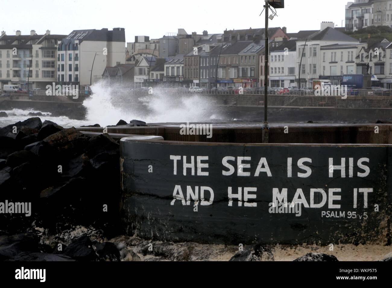 04/09/19 McAuley Multimedia.. Massive Wellen brechen über Portstewart Promenade wie ein Sturm über die Nordküste tobt. Pic Steven McAuley/McAuley Multimedia Stockfoto