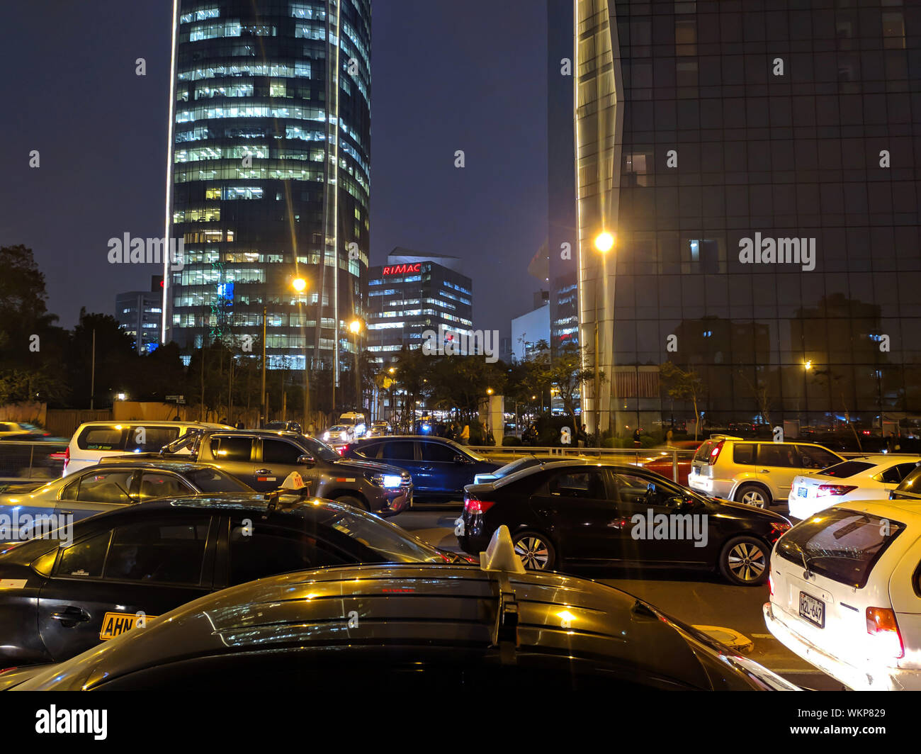 San Isidro District in Lima Peru mit viel Verkehr durch die Nacht auf der Javier Prado Stockfoto