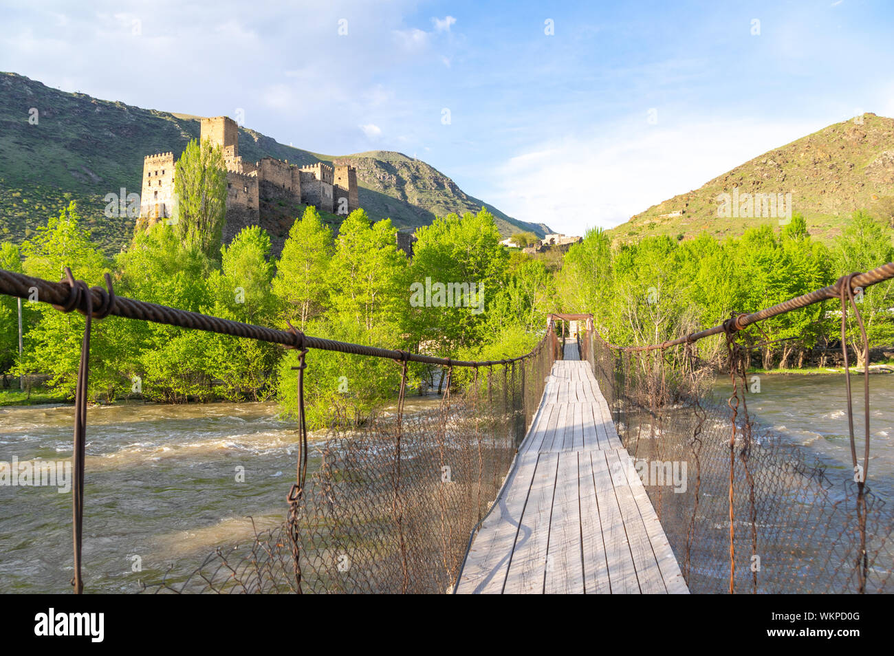 Hängebrücke über den Fluss Kura in der samtskhe-javakheti Provinz Georgiens mit der Khertvisi Festung im Hintergrund Stockfoto