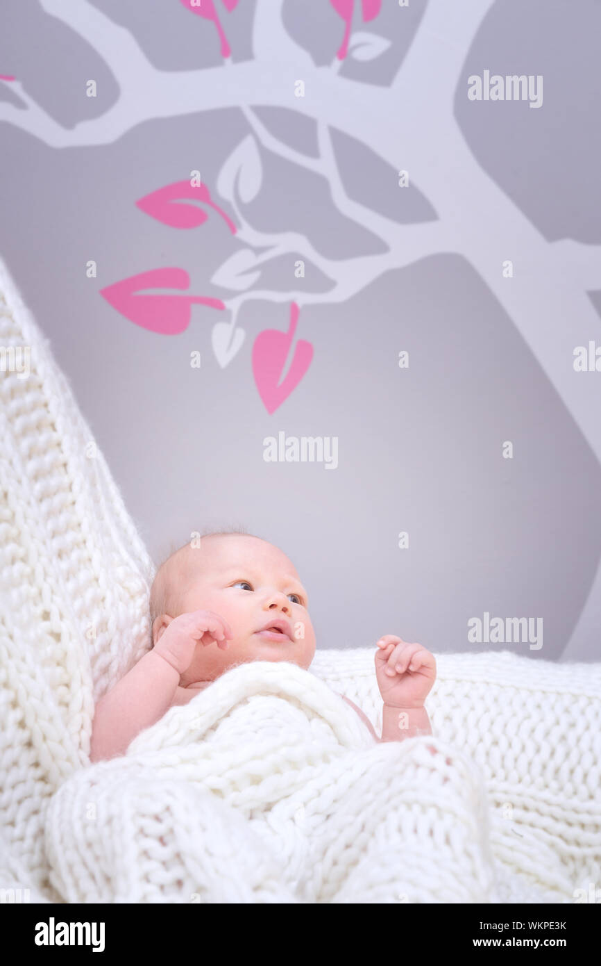 Süße kleine Baby im Schlafzimmer Stockfoto