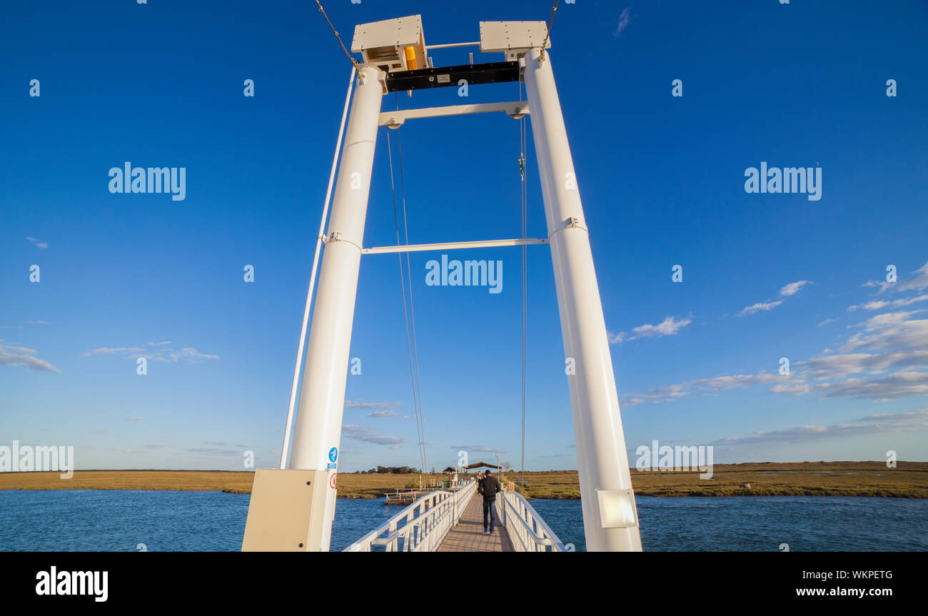 Tavira, Portugal - 14. Oktober 2018: Insel Tavira Fußgängerzone Zugbrücke, gebaut von Land zu Barril Strand, Algarve, Portugal zugreifen Stockfoto