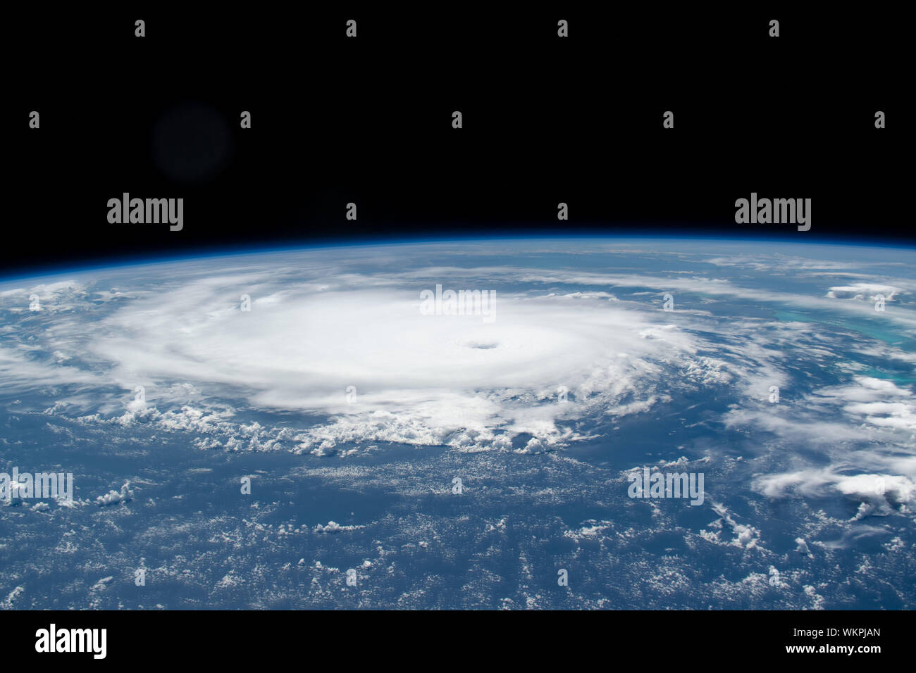 International Space Station. 31 August, 2019. Cyclonic Wolken des Hurrikans Dorian von der Internationalen Raumstation gesehen wie es bewegt sich über das Nassau auf den Bahamas August 31, 2019 in den Atlantischen Ozean. Die aktuelle Prognose verlangt Dorian vor dem Landfall in Südflorida späten Montag über offenes Wasser zu der Kategorie 4 mit Windgeschwindigkeiten von 140 km/h zu stärken. Bild: NASA/Planetpix/Alamy leben Nachrichten Stockfoto