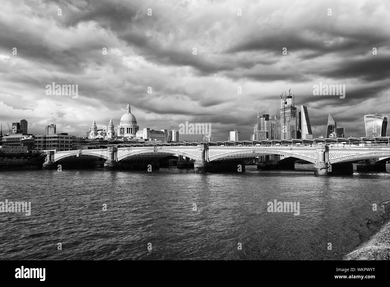 Sonnenuntergang über Blackfriars Brücken über die Themse in London. Stockfoto