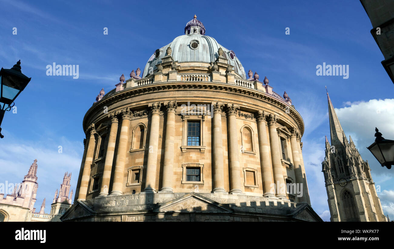 Blick auf Radcliffe Camera, Oxford, umrahmt von Türme von St. Maria, der Jungfrau, und All Souls College. Stockfoto