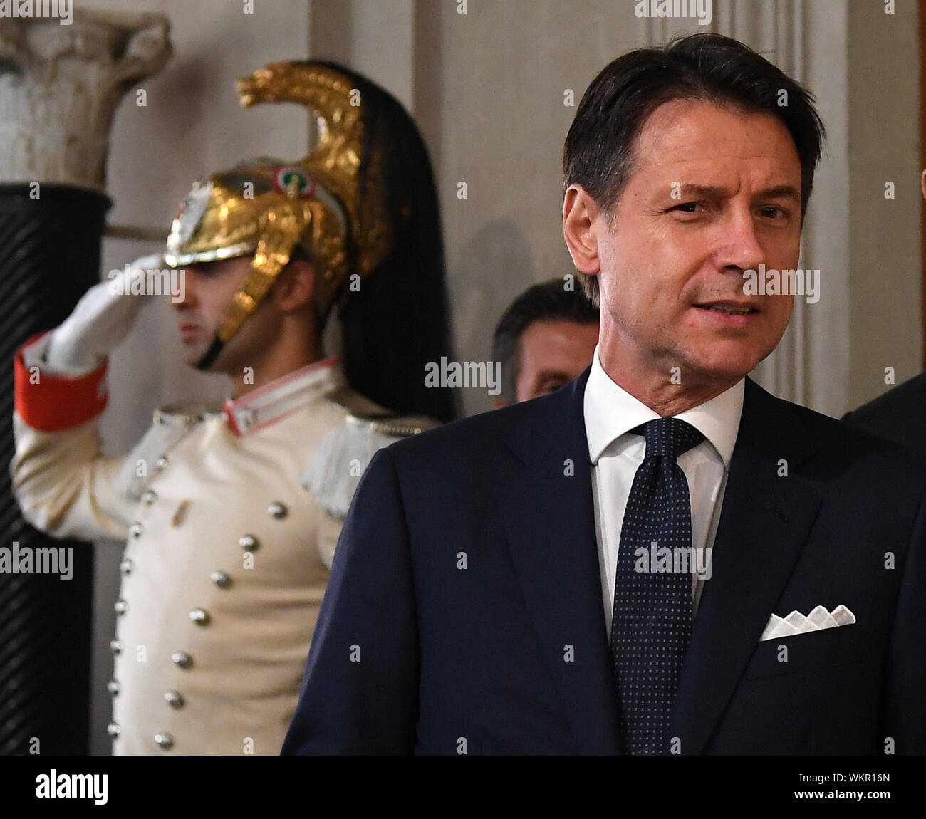 Rom, Italien. 4. Sep 2019. Giuseppe Conte (Vorne) Adressen, die das Medium nach dem er Gespräche mit italienischen Präsidenten Sergio Mattarella in Rom, Italien, an Sept. 4, 2019. Die letzte große Hürde, die Giuseppe Conte die Bildung von Italiens 67th Regierung seit dem Zweiten Weltkrieg verschwunden ist, nachdem die populistische Fünf-Sterne-Bewegung überwiegend Dienstag für Koalition der Partei mit einem politischen Rivalen gestimmt blockiert haben könnte. Credit: Alberto Lingria/Xinhua Stockfoto