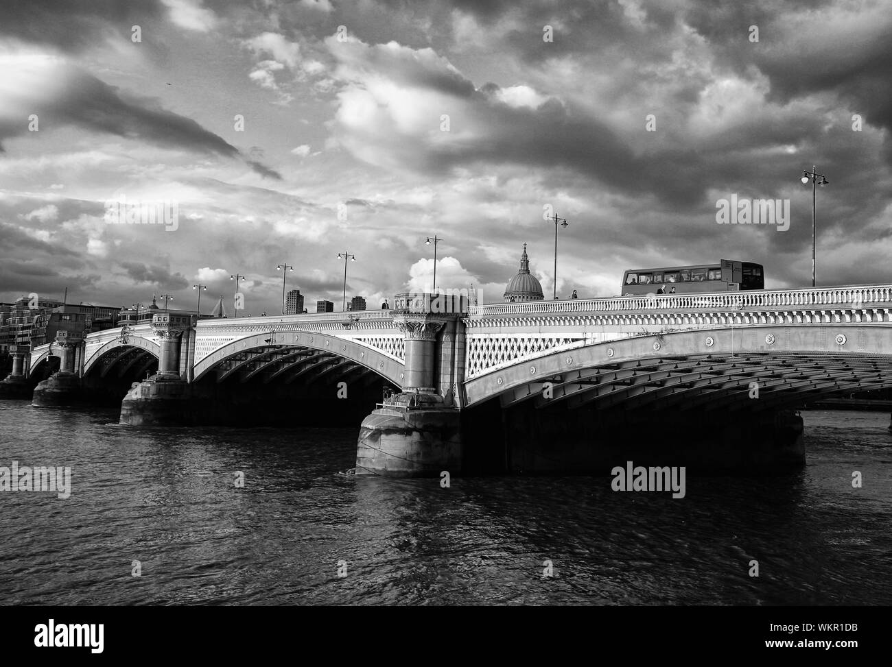 Sonnenuntergang über Blackfriars Brücken über die Themse in London. Stockfoto