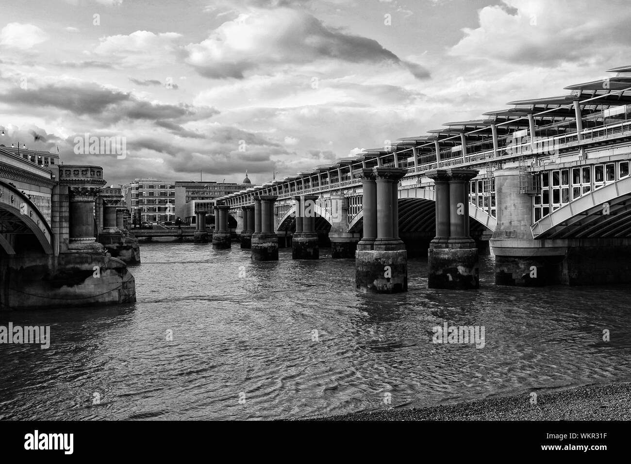 Sonnenuntergang über Blackfriars Brücken über die Themse in London. Stockfoto