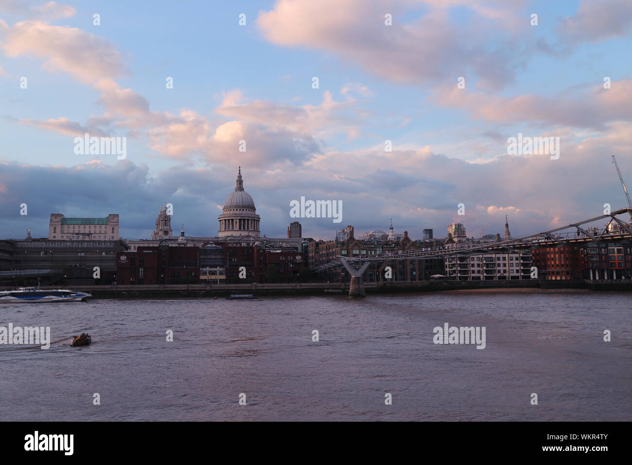 Blick auf die London St. Paul's Cathedral von South Bank Stockfoto