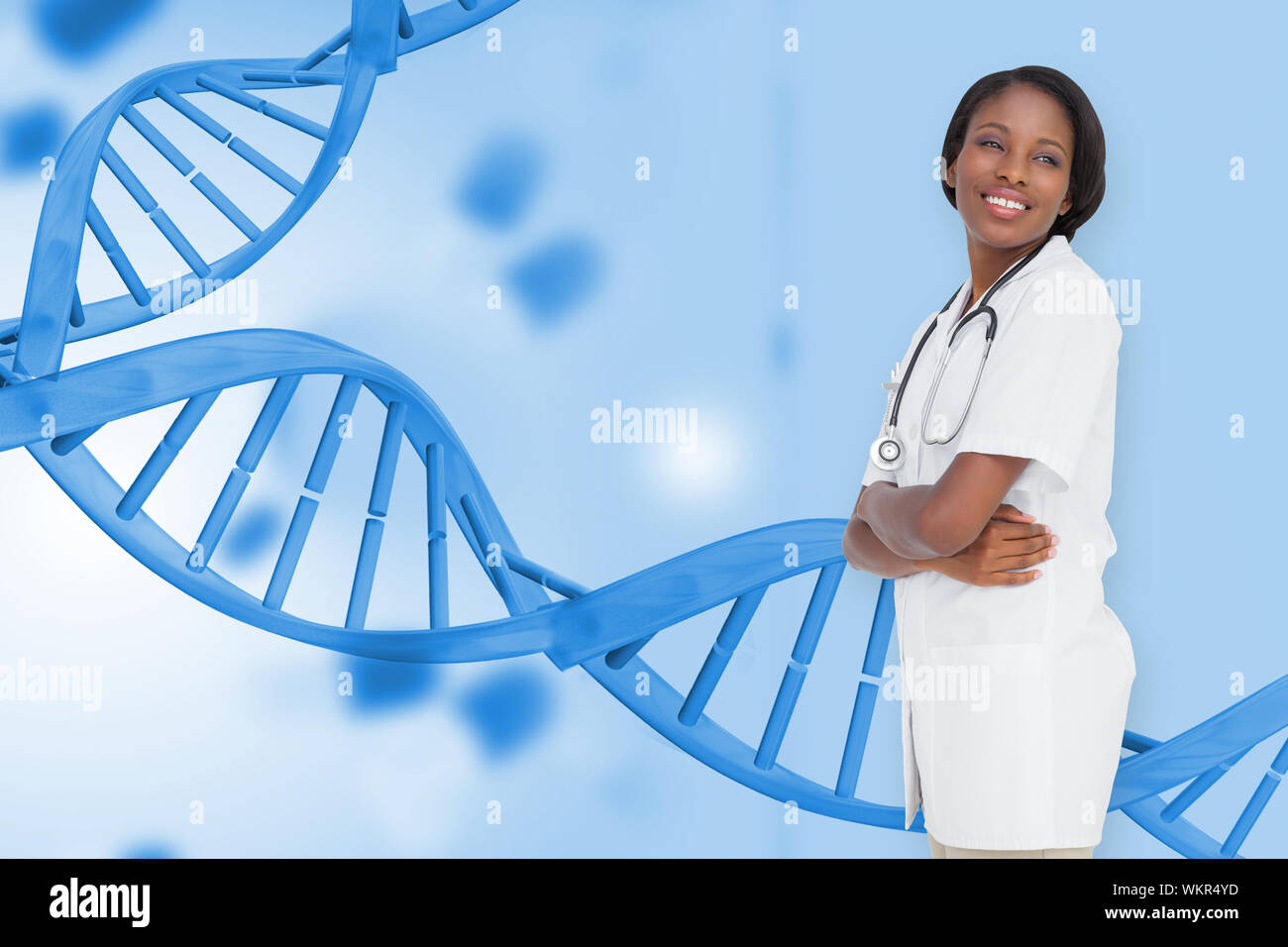 Junge Krankenschwester mit Waffen gegen medizinischen Hintergrund mit blauen DNA-Helix gekreuzt Stockfoto