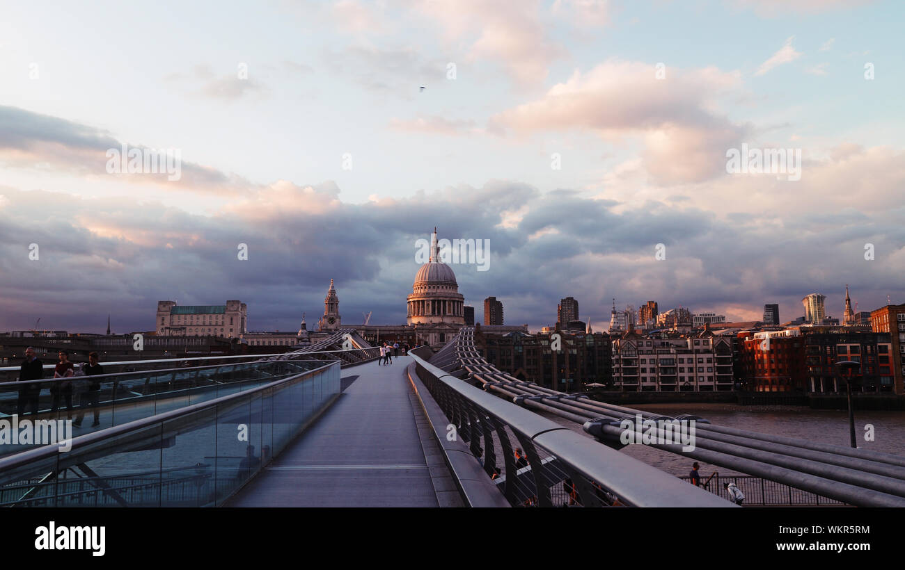 Blick auf die London St. Paul's Cathedral von South Bank Stockfoto