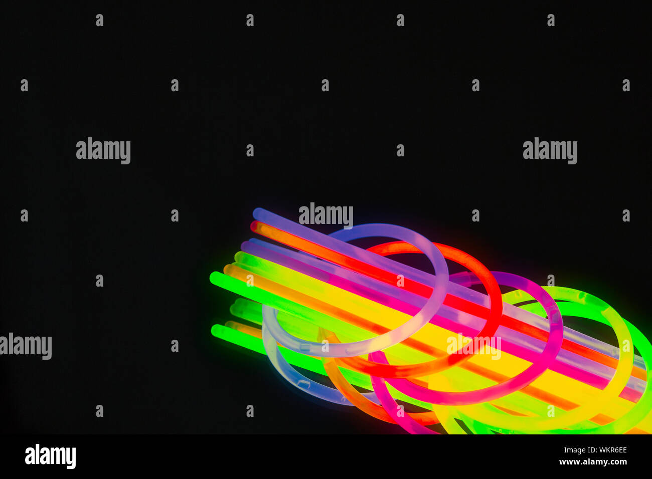 Neue Farben der Leuchtstäbe für Nacht Party, auf schwarzem Hintergrund. Horizontale Bild Stockfoto