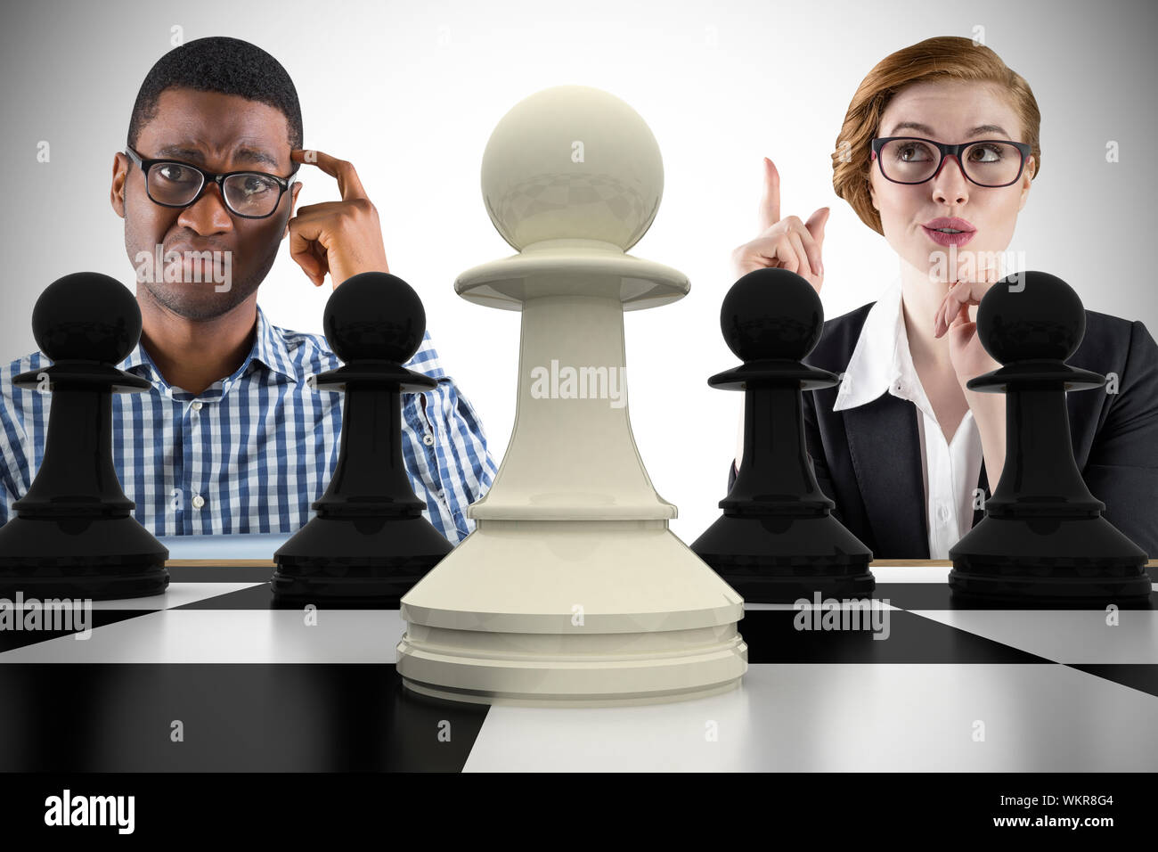 Das zusammengesetzte Bild im Geschäft Leute Schach spielen gegen den weißen Hintergrund mit Vignette Stockfoto
