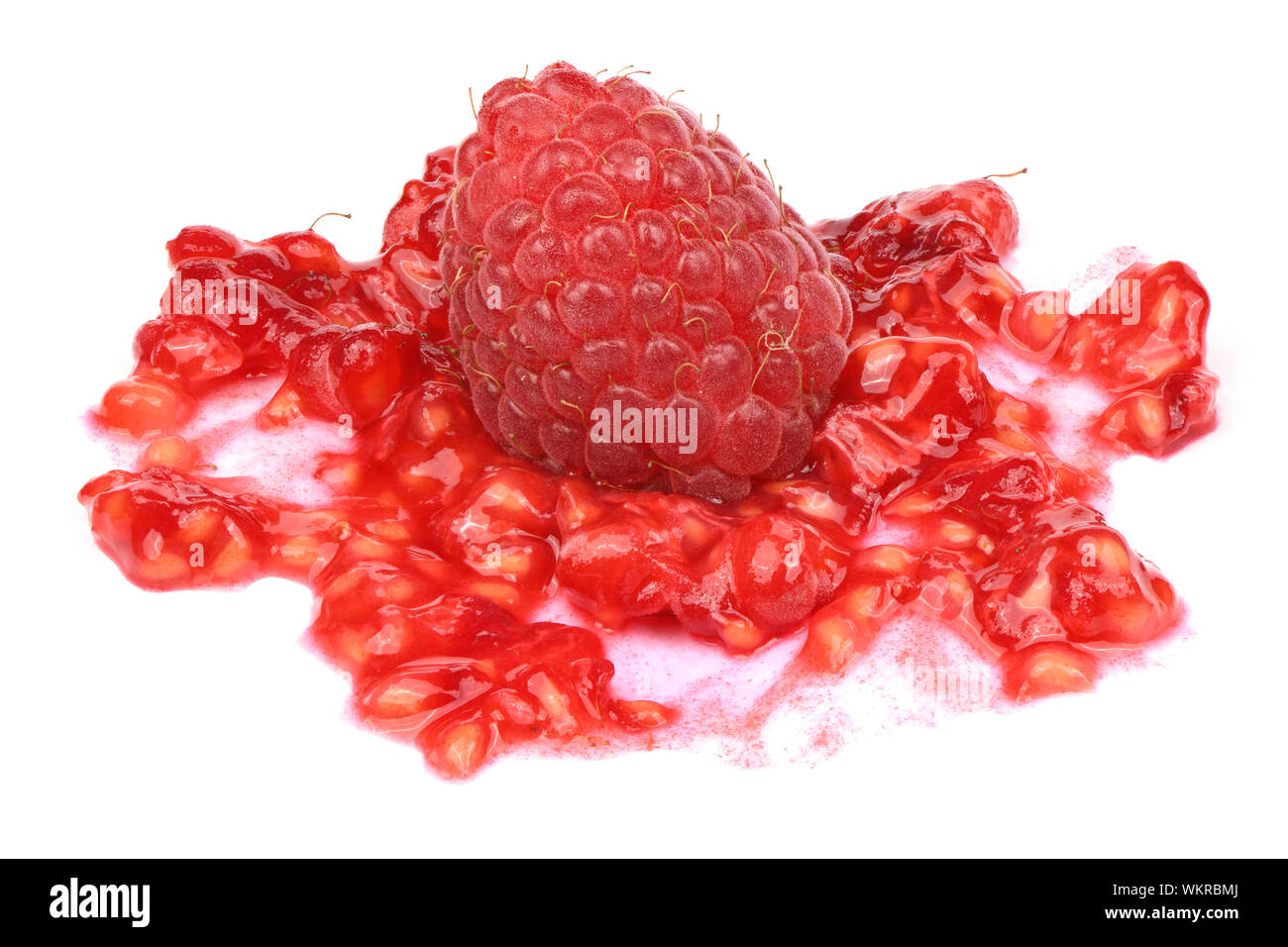 Zertrümmerte Himbeeren auf weißem Hintergrund. Hochauflösendes Foto. Volle Tiefenschärfe. Stockfoto