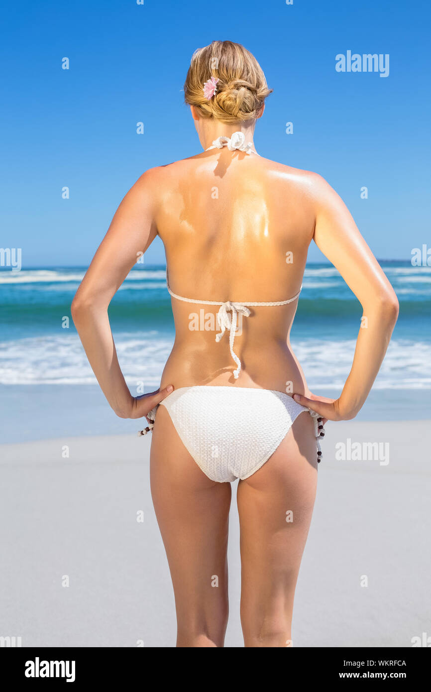 Fit woman in white bikini -Fotos und -Bildmaterial in hoher Auflösung –  Alamy