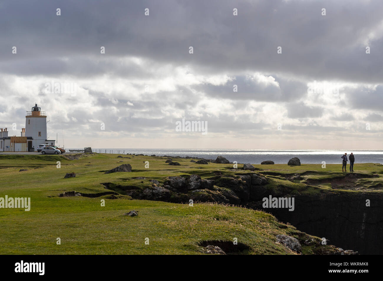 Touristen in Eshaness Leuchtturm, Northmavine Halbinsel, Festland, Shetlandinseln, Schottland, UK Stockfoto