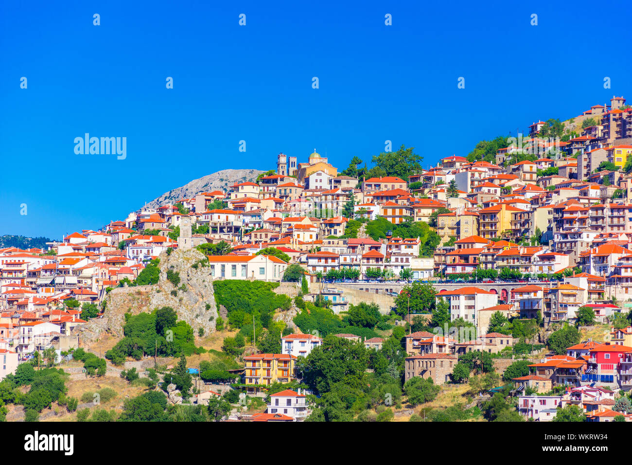 Malerischer Blick auf Arachova Dorf. Arachova ist berühmt für seine Panoramaaussicht, bergauf, kleine Häuser und die gepflasterten Straßen, Griechenland. Stockfoto