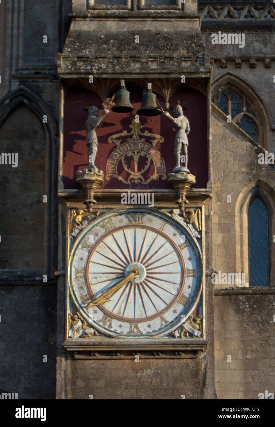 Wells Cathedral astronomische Uhr Exterieur, Wells, England Stockfoto