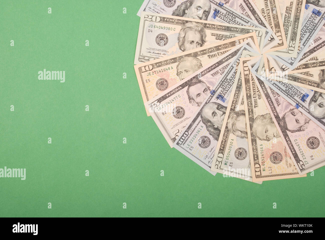 Mandala Kaleidoskop von Geld. Abstrakte Geld Hintergrund raster Muster wiederholen Mandala Kreis. Auf grünem Hintergrund. Stockfoto