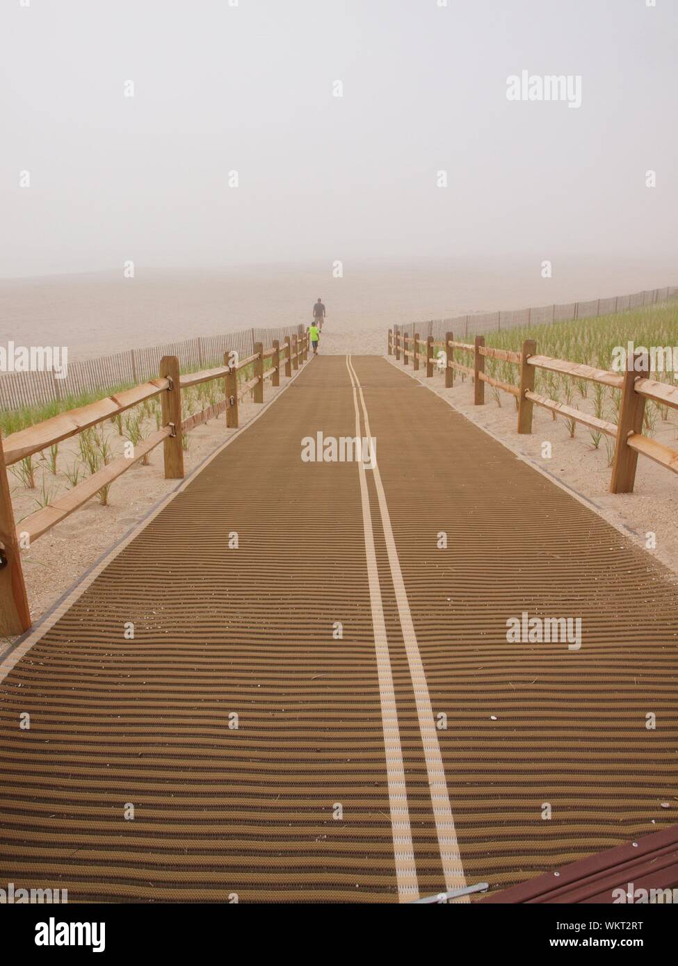 Menschenleeren Strand Zugang an bewölkten Tag in New Jersey. Praktisch beach Szene mit nur zwei Personen im Abstand menschenleer. Stockfoto