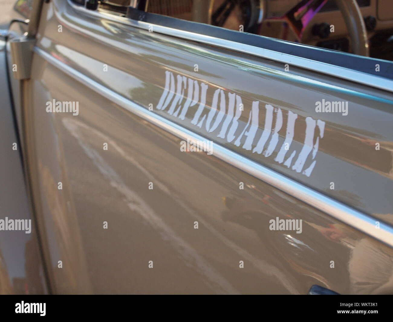 Frühe Volkswagen Käfer an einem lokalen New Jersey Car Show in militärischen sand Farbe wieder mit stilisierten Buchstaben buchstabieren beklagenswert. Stockfoto