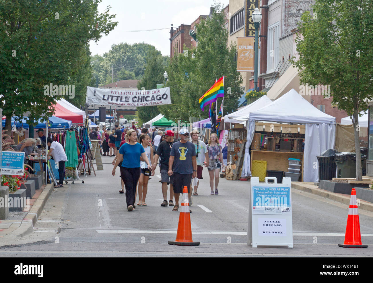 JOHNSON CITY, Tennessee, USA - August 9, 2019: Die Kleine Chicago Musik- und Kunstfestival mit einer Menge von Menschen und Lieferanten, eine zweitägige Straße festiva Stockfoto