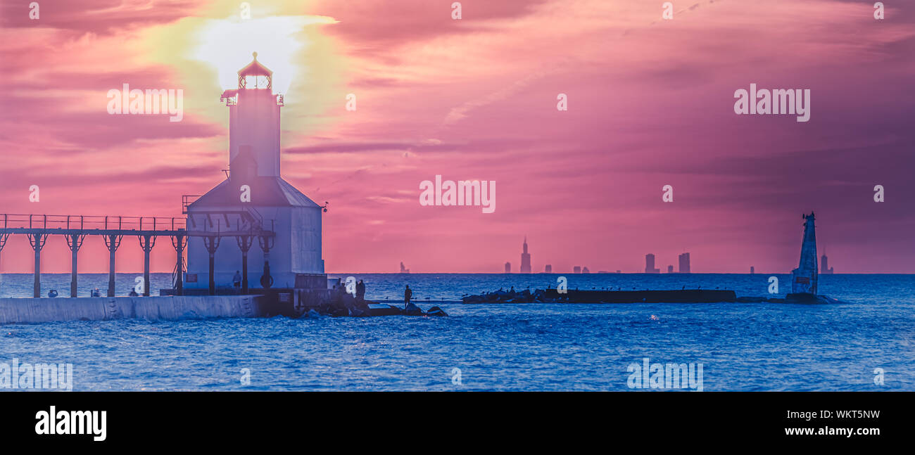 Michigan City, Indiana USA/08/25/2019: Washington Park ikonischen Leuchtturm während der Goldenen Stunde 30 Min. vor Sonnenuntergang mit der Stadt Chicago in der b Stockfoto