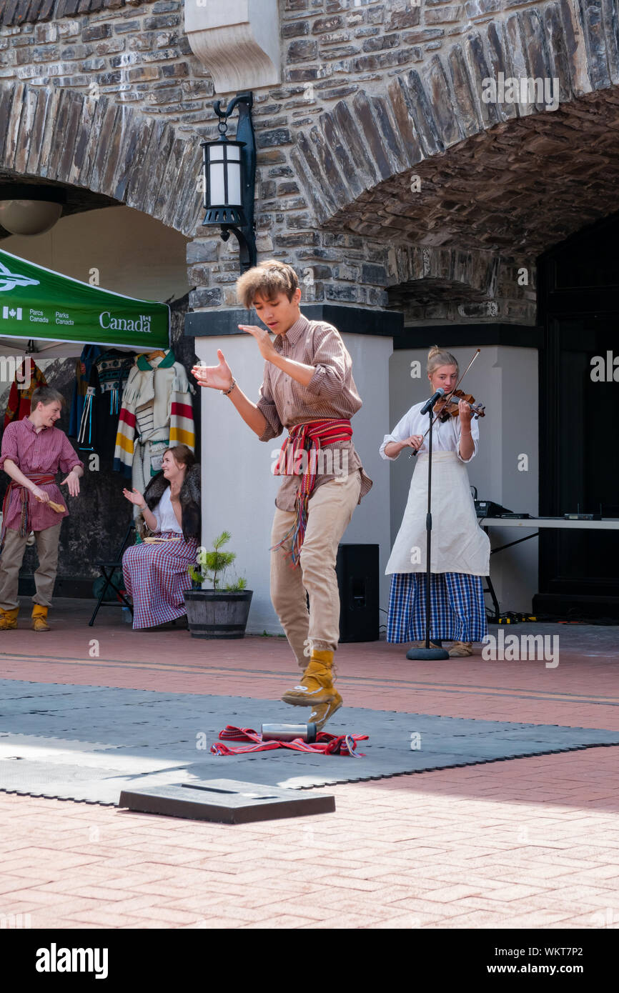 Banff, Jul 26: Junger Mann und Frau Leistung traditioneller Tanz in der Höhle und Basin National Historic Site am 26.Juli 2019 in Banff, Kanada Stockfoto