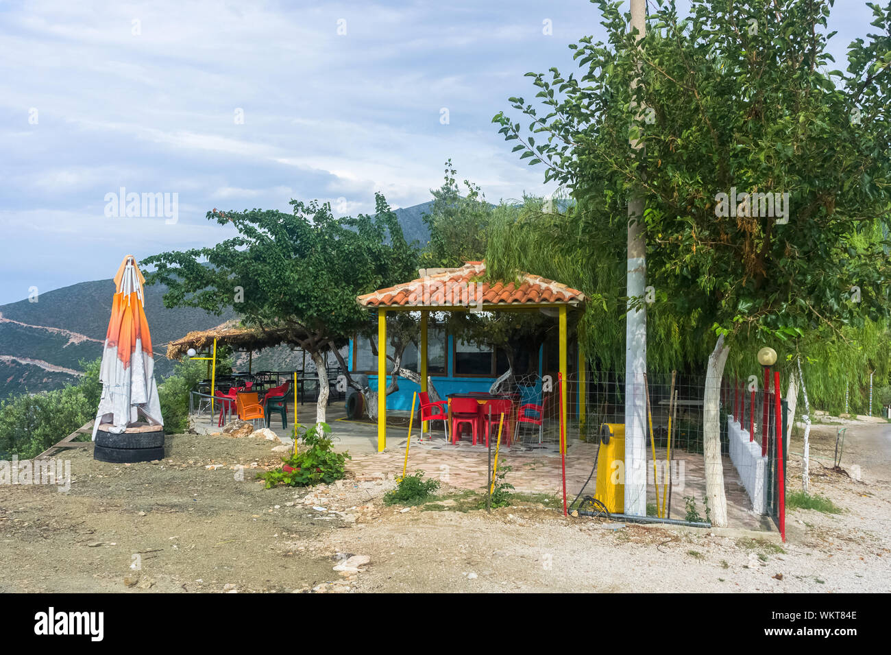 Cafe am Straßenrand in Albanien Stockfoto