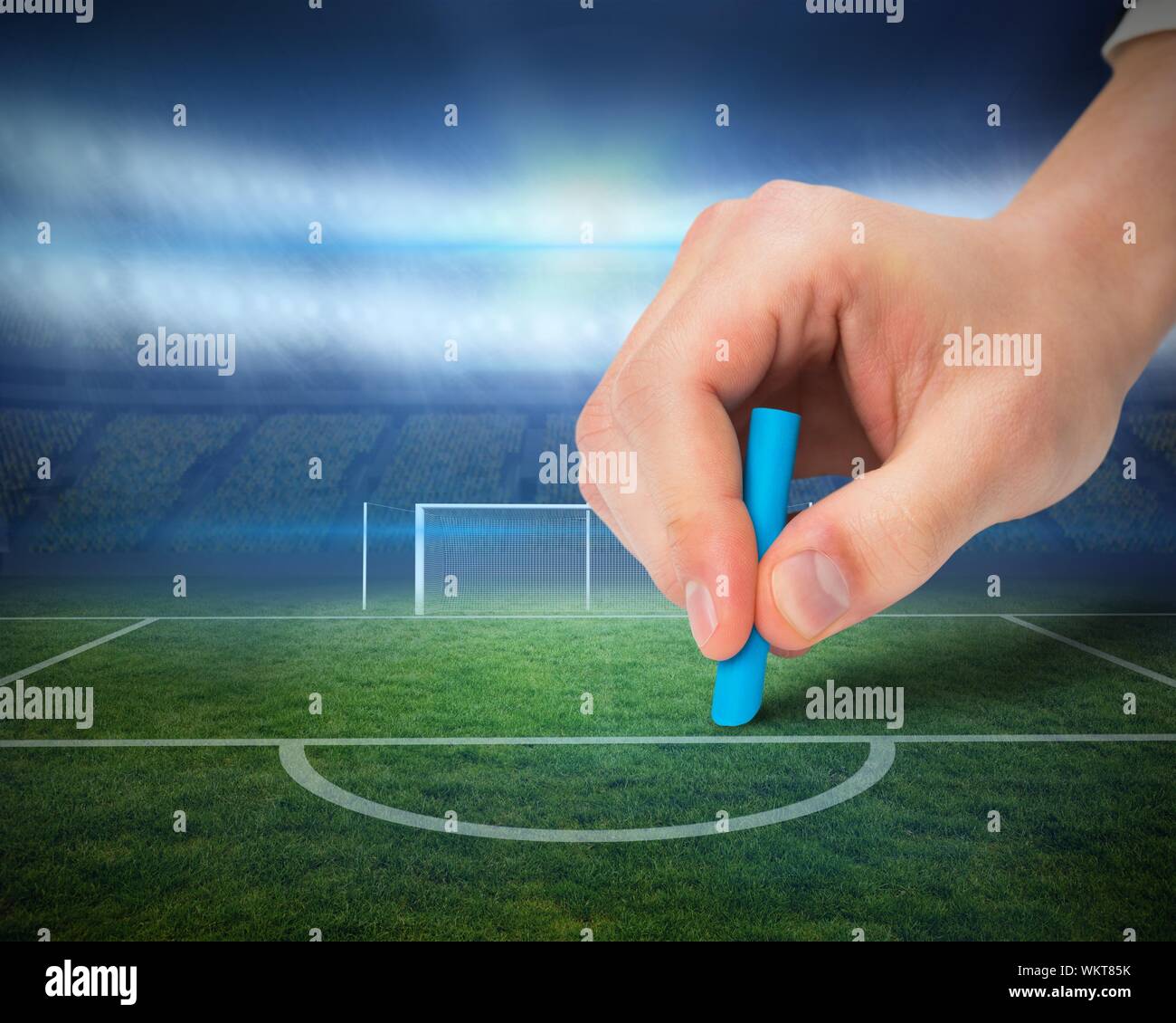 Digital composite von Hand zeichnen auf dem Fußballplatz Stockfoto