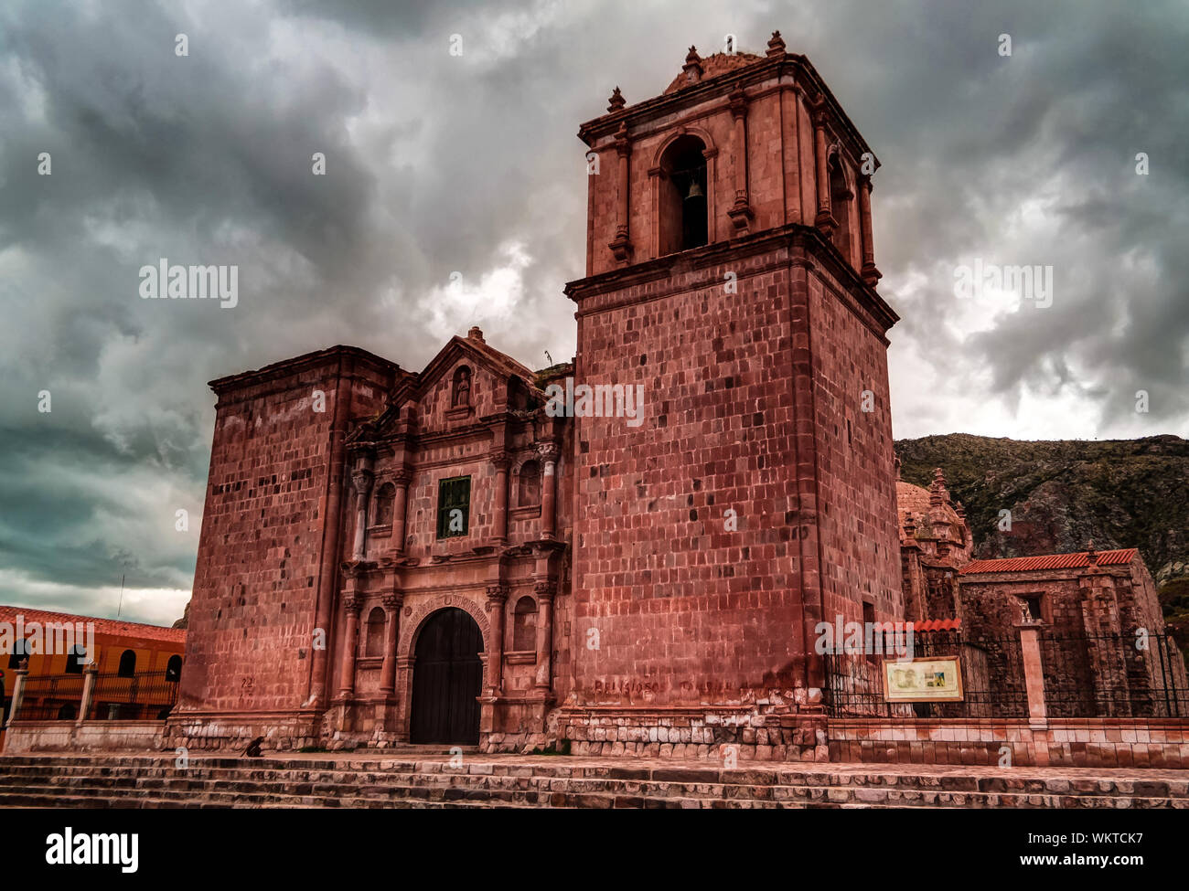 Außenansicht von Iglesia de Santa Isabel de Pucara bei Puno, Peru Stockfoto