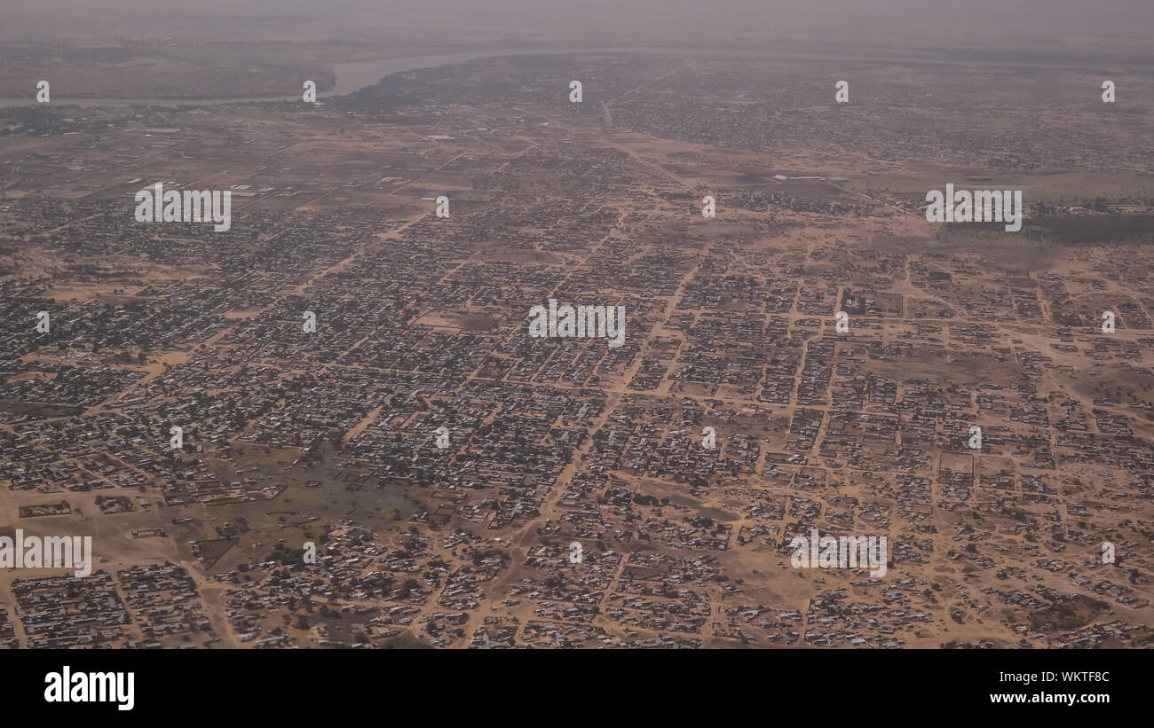 Luftaufnahme von N'Djamena und Chari oder Chari River, der Hauptstadt des Tschad Stockfotografie ...